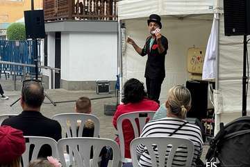 Don Garabato sortea la lluvia para hacer reír a los niños de Telde/FJS Fotografía.